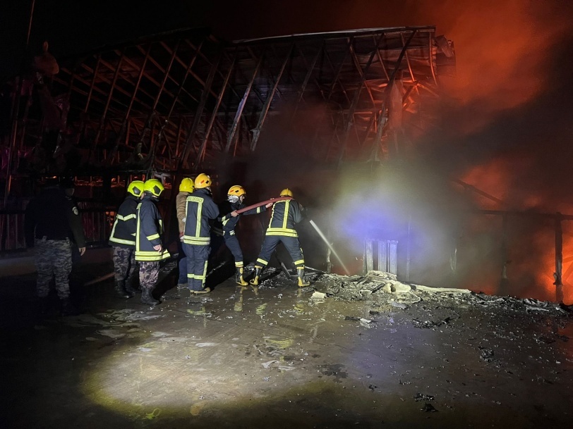 صور: حريق ضخم في مصنع للمواد البلاستيكية بمدينة الخليل