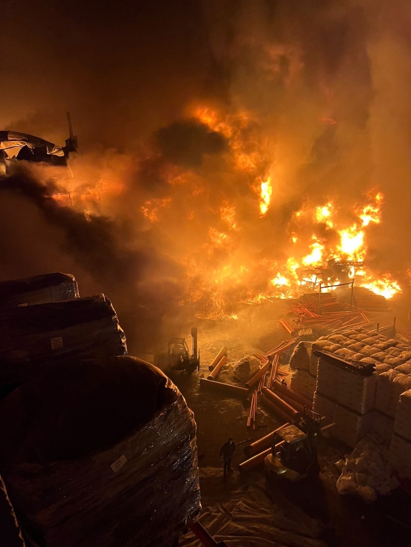 صور: حريق ضخم في مصنع للمواد البلاستيكية بمدينة الخليل