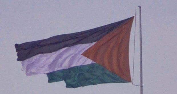 تمزق العلم الفلسطيني على سارية عيبال في نابلس ... ولجنة السارية توضح الاسباب