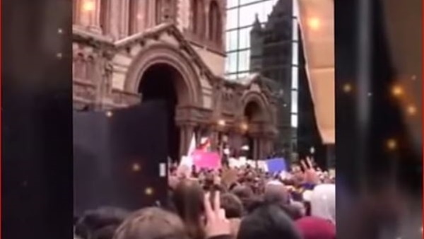 بالفيديو.. رفع الأذان من كنيسة فى بوسطن احتجاجًا على قرارات ترامب