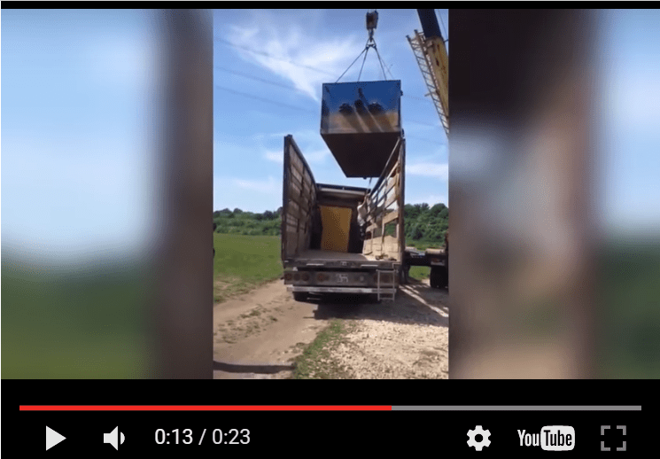 بالفيديو..  مشهد مروع.. سقوط حاوية معدنية على عمال داخل شاحنة