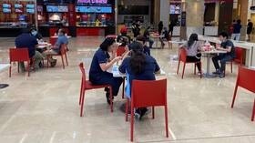مطاعم دبي تعود للعمل مع تخفيف قيود كورونا في الإمارات